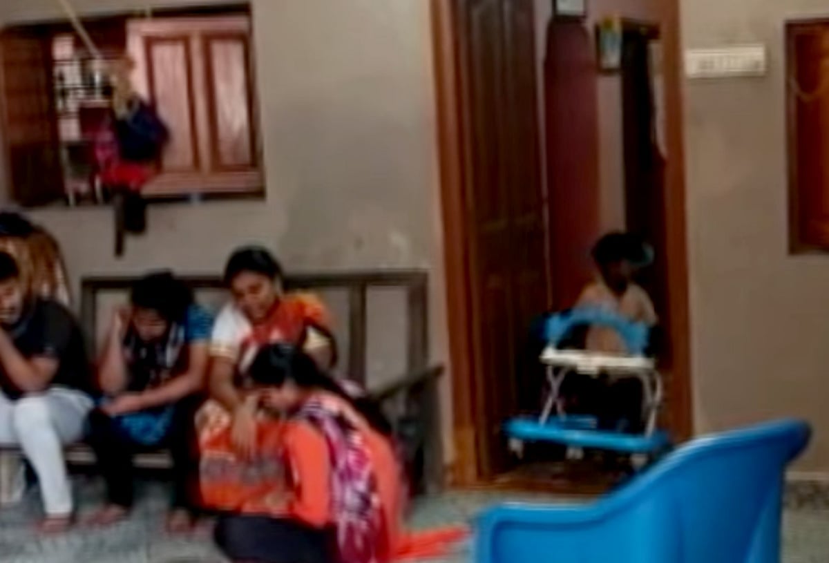 மீன் தொட்டிக்குள் குப்புற விழுந்த குழந்தை பலி.. விளையாட்டு பொருளை எடுக்கும்போது நேர்ந்த சோகம் !