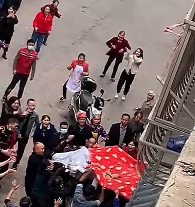 மாடியிலிருந்து தவறி விழுந்த குழந்தை..போர்வையைக் கொண்டு கேட்ச் பிடித்த மக்கள்: வைரலாகும் நெகிழ்ச்சி வீடியோ