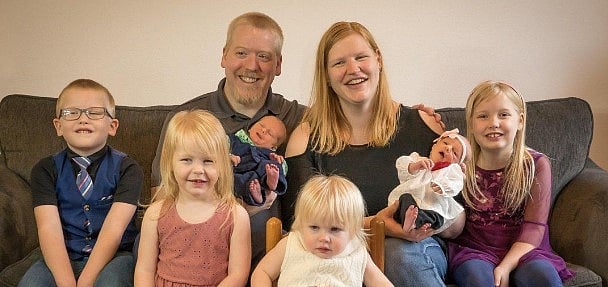 பிறக்கும் போதே 30 வயது.. அமெரிக்க தம்பதிக்கு இரட்டை குழந்தைகள்.. மருத்துவ உலகத்தில் புதிய சாதனை!