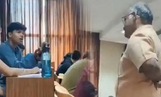 “உங்கள் மகனை பயங்கரவாதி என்று அழைப்பீர்களா?” : இஸ்லாமிய வெறுப்பை விதைத்த பேராசிரியரை அலறவிட்ட மாணவன்!