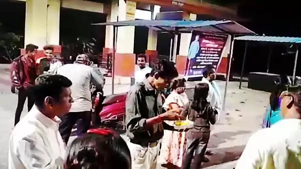 நள்ளிரவு 12 மணி..  சுடுகாட்டில் பிறந்தநாள் கொண்டாடிய நபர்: பிரியாணி விருந்து - ஆச்சரிய காரணம்!