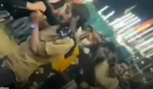ஒரு ஆணுக்காக நடுரோட்டில் மல்லுக்கட்டிக் கொண்ட 5 பெண்கள்.. இணைத்தில் வைரலாகும் வீடியோ!