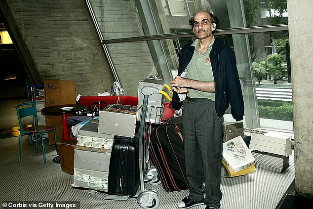 18 ஆண்டுகளாக விமான நிலையத்திலேயே வாழ்ந்த பிரபலம்.. வினோத மனிதருக்கு இறுதியில் நடந்த சோகம் ! 