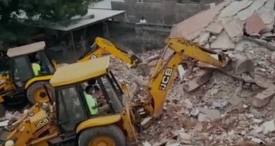 இடிந்து விழுந்த அடுக்குமாடி கட்டடம்.. இடிபாடுகளில் சிக்கிக்கொண்ட 70 வயது மூதாட்டிக்கு நேர்ந்த துயரம்!