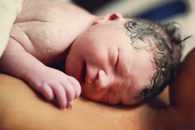 ஓடும் காரில் குழந்தை பெற்றெடுத்த பெண்.. காரை அசுத்தம் செய்ததாக அபராதம் விதித்த வாடகை கார் நிறுவனம் ! 