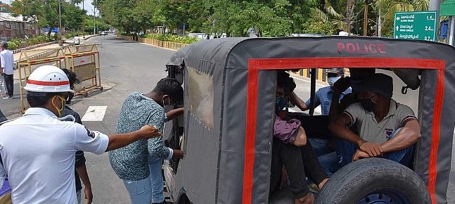 கல்லூரி கழிவறையில் ரகசிய கேமரா.. மாணவன் செல்போனில் 2000 ஆபாச வீடியோ: பெங்களூரில் நடந்த பகீர் சம்பவம்!