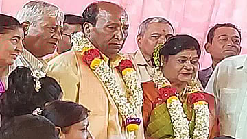 தாய் இறந்த 3 மாதத்தில் தந்தைக்கு பெரியம்மாவை திருமணம் செய்து வைத்த மகள்கள்.. கர்நாடகாவில் நெகிழ்ச்சி !