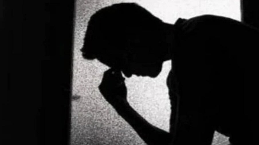 புறக்கணிக்கப்பட்ட அழைப்பு.. ஓடிக்கொண்டிருந்த TV.. VAO வீட்டில் அரசு அதிகாரிகளுக்கு காத்திருந்த அதிர்ச்சி!