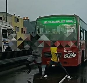 ஓடும் பேருந்தை நிறுத்தி Reels Video எடுத்த 2 இளைஞர்கள்.. அதே இடத்தில் நூதன தண்டனை வழங்கிய போலிஸ்!