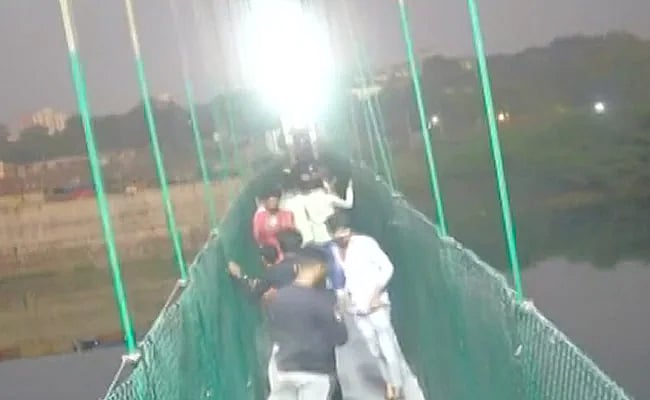 மோர்பி அரசு மருத்துவமனையில் நோயாளிகளின் அருகே குட்கா, சிகரெட் : இதுவும் குஜராத் மாடலின் ஒரு அம்சமா ?