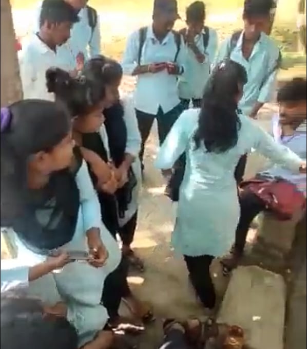 கல்லூரி மாணவிக்கு முத்தம்.. ஜூனியரை கொடூரமாக ராகிங் செய்த சீனியர் மாணவ,மாணவியர்.. ஒடிசாவில் அதிர்ச்சி !