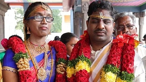 பார்வையற்ற காதலர்களுக்கு சீர்வரிசையுடன் திருமணம் செய்து வைத்த போலிஸ்: மனதை வருடும் நெகிழ்ச்சி சம்பவம்!