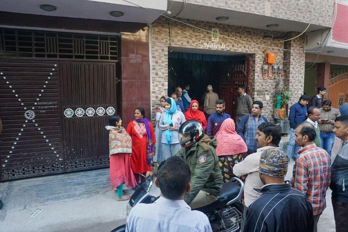 போதைக்கு அடிமை : 'யாவரும் நலம்' பட பாணியில் குடும்பத்தையே கொடூரமாக கொன்ற இளைஞர்.. டெல்லியில் அதிர்ச்சி !