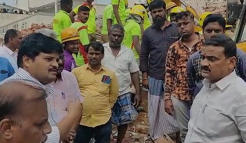 இடிந்து விழுந்த அடுக்குமாடி கட்டடம்.. இடிபாடுகளில் சிக்கிக்கொண்ட 70 வயது மூதாட்டிக்கு நேர்ந்த துயரம்!