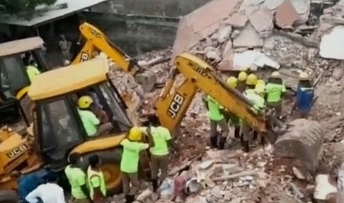 இடிந்து விழுந்த அடுக்குமாடி கட்டடம்.. இடிபாடுகளில் சிக்கிக்கொண்ட 70 வயது மூதாட்டிக்கு நேர்ந்த துயரம்!