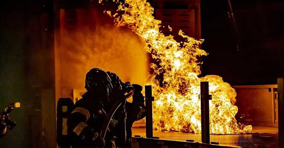 காதலன் வீட்டை கொளுத்தி வீடியோ எடுத்து அனுப்பிய காதலி.. விசாரணையில் போலிஸ் ஷாக்!