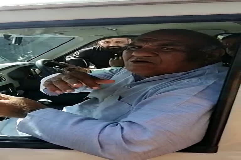 டீ பாக்கி 30,000 எப்போது வரும்? பாஜக முன்னாள் அமைச்சரிடம் டீ கடைக்காரர் வாக்குவாதம்.. ம.பியில் பரபரப்பு!