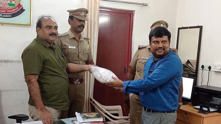 விபத்தில் சிக்கிய நகைக்கடை ஊழியர்..  2.7 கிலோ நகையை மீட்டு உயிரையும் காப்பாற்றிய Inspector! 