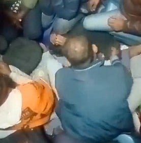 செல்போன் திருட்டு?.. ஓடும் ரயிலில் இருந்து தூக்கி வீசப்பட்ட இளைஞர்.. அதிர்ச்சி Video!