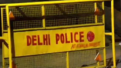காலையில் பள்ளிக்கு சென்ற மாணவி மீது ஆசிட் வீச்சு..  டெல்லியில் நடந்த அதிர்ச்சி சம்பவம்!