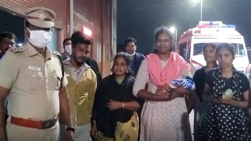 ஆட்டோவின் இருக்கைக்கு பின்னால் அழுகை சத்தம்.. ஆதரவற்று கிடந்த ஒன்றரை மாத குழந்தையை மீட்ட போலிஸ்!