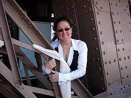 உலக அதிசயமான Eiffel Tower-ஐ திருமணம் செய்து கொண்ட 50 வயது பெண்.. நம்ம முடிகிறதா உங்களால்?