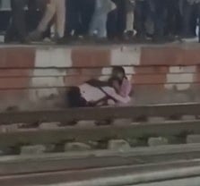 வேகமாக எதிரே வந்த ரயில்.. சாதுரியமாகச் செயல்பட்டு உயிர் தப்பிய தாய் மற்றும் மகன்:  திக் திக் நிமிடம்!