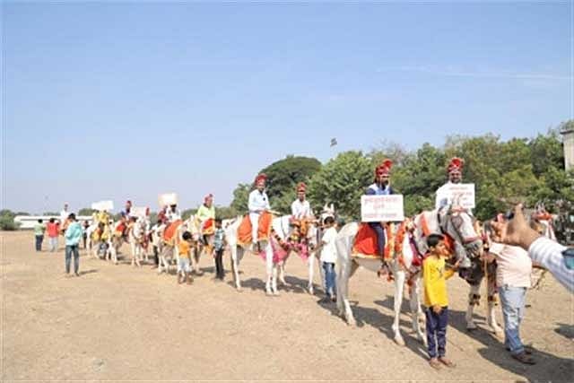 என்னடா புதுசு புதுசா கிளம்புறீங்க.. திருமணத்திற்கு பெண் கேட்டு போராட்டம் நடத்திய 90S கிட்ஸ்கள்!