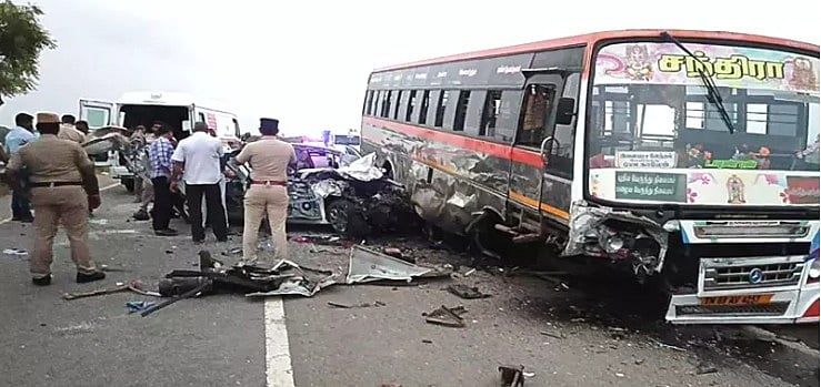 தனியார் பேருந்து மீது மோதிய கார்.. 3 இன்ஜினீரிங் மாணவர்கள் பரிதாப பலி.. கோவில்பட்டியில் நடந்த கோரம் !