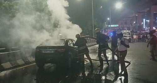 சாலையில் சென்றபோது தீப்பிடித்து எரிந்த கார்: உயிர் தப்பிய குடும்பம்: இரவில் நடந்த பயங்கரம்!