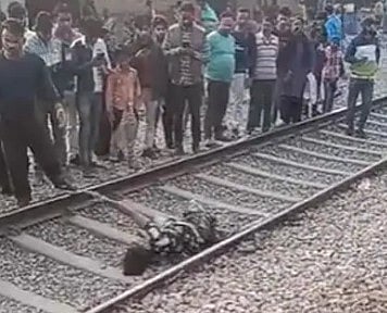 ஏய் இங்க கட வைப்பியா.. தண்டவாளத்தில் காய்கறிகளை வீசிய போலிஸ்: எடுக்க சென்ற வியாபாரிக்கு நேர்ந்த கொடூரம்!