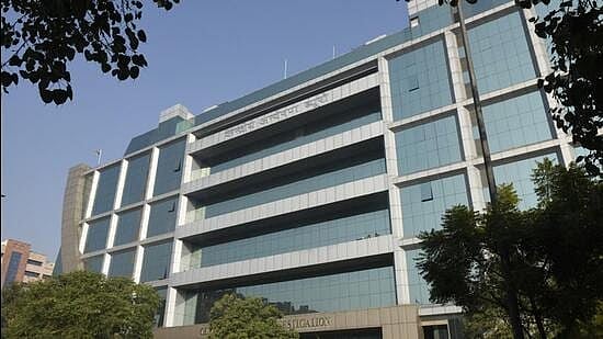 அமெரிக்க பேராசிரியரிடம் ஆபாச Chat .. காதலனோடு சேர்ந்து மிரட்டி ரூ.39 லட்சம் பணம் பறித்த டெல்லி இளம்பெண் !