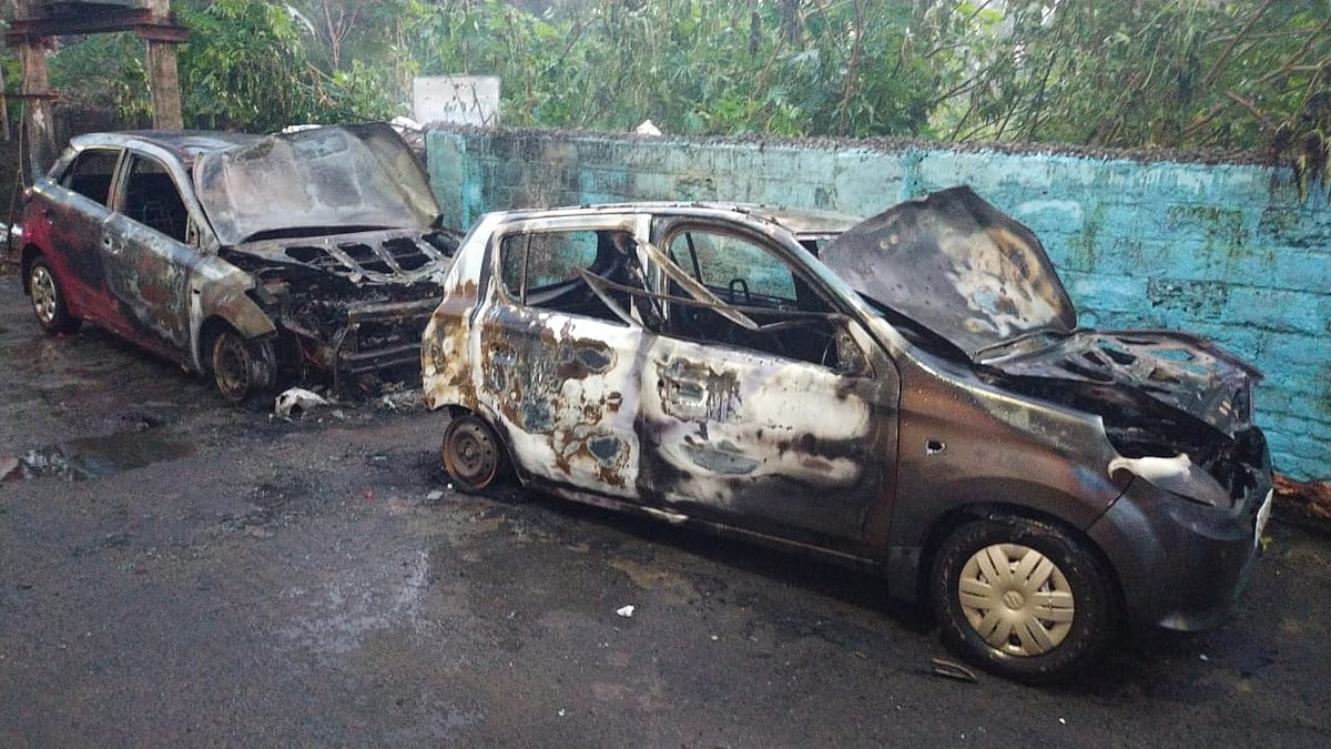 அதிகாலையில் பற்றி எரிந்த 2 கார்.. பதறியடித்து ஓடிய குடியிருப்பு வாசிகள்: நடந்தது என்ன?