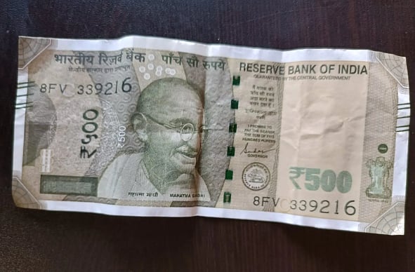 5  ரூபாய் சிப்ஸ் பாக்கெட்டில் ரூ.500 .. கடையில் முண்டியடிக்கும் மக்கள் கூட்டம்: கர்நாடகாவில் பரபரப்பு!