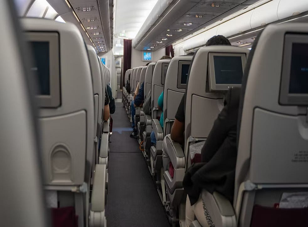 “அவர் என்னை குதிக்க சொன்னார்..” - 37,000 அடி உயரத்தில் இருந்து குதிக்க முயன்ற பெண்.. பகீர் வாக்குமூலம் !