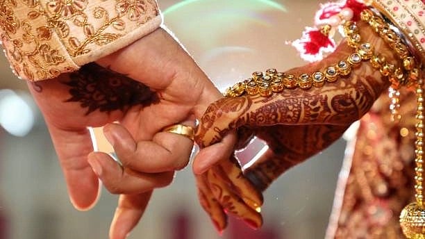 முத்தம் கொடுத்த மணமகன்.. திருமணத்தையே நிறுத்திக் காவல் நிலையத்தில் புகார் கொடுத்த மணப்பெண்!