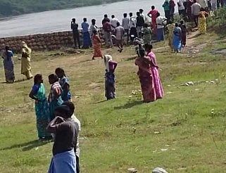 செல்ஃபி மோகத்தால் வந்த வினை.. நண்பர்கள் கண்முன்னே ஆற்றில் அடித்துச் செல்லப்பட்ட வாலிபர்!