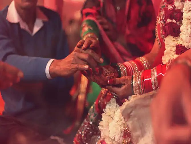 முத்தம் கொடுத்த மணமகன்.. திருமணத்தையே நிறுத்திக் காவல் நிலையத்தில் புகார் கொடுத்த மணப்பெண்!