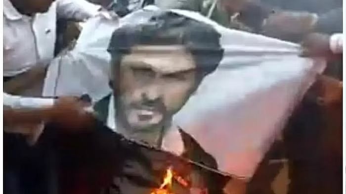 பதான் சர்ச்சை : “காவி உடை அணிந்து வன்கொடுமை செய்வது சரியா?” - இந்துத்துவ கும்பலுக்கு பிரகாஷ் ராஜ் பதிலடி!