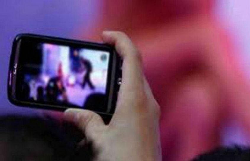 நிர்வாண படம் காட்டி மிரட்டிய வாலிபர். வீட்டில் ரூ. 5 லட்சம் திருடிய சிறுமி: விசாரணையில் பகீர்!