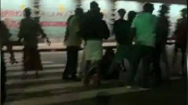 ஈவ் டீசிங் செய்வதை தட்டி கேட்ட கேரள மாணவிக்கு அடி உதை.. முடிவெட்டி நூதன போராட்டத்தில் ஈடுபட்ட மாணவர்கள் !