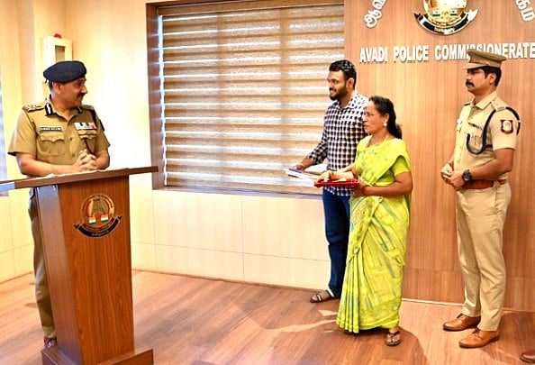 36 CCTV ஆய்வு..  சாலையில் தவறவிட்ட 40 பவுன் தங்க நகை: 2 மணி நேரத்தில் மீட்ட போலிஸ்!