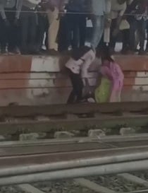 வேகமாக எதிரே வந்த ரயில்.. சாதுரியமாகச் செயல்பட்டு உயிர் தப்பிய தாய் மற்றும் மகன்:  திக் திக் நிமிடம்!