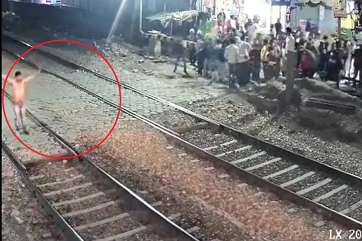 உ.பி :20 ரூபாய்க்காக அடி உதை.. அவமானத்தில் ரயிலில் விழுந்து இளைஞர் தற்கொலை.. வெளியான அதிர்ச்சி வீடியோ ! 