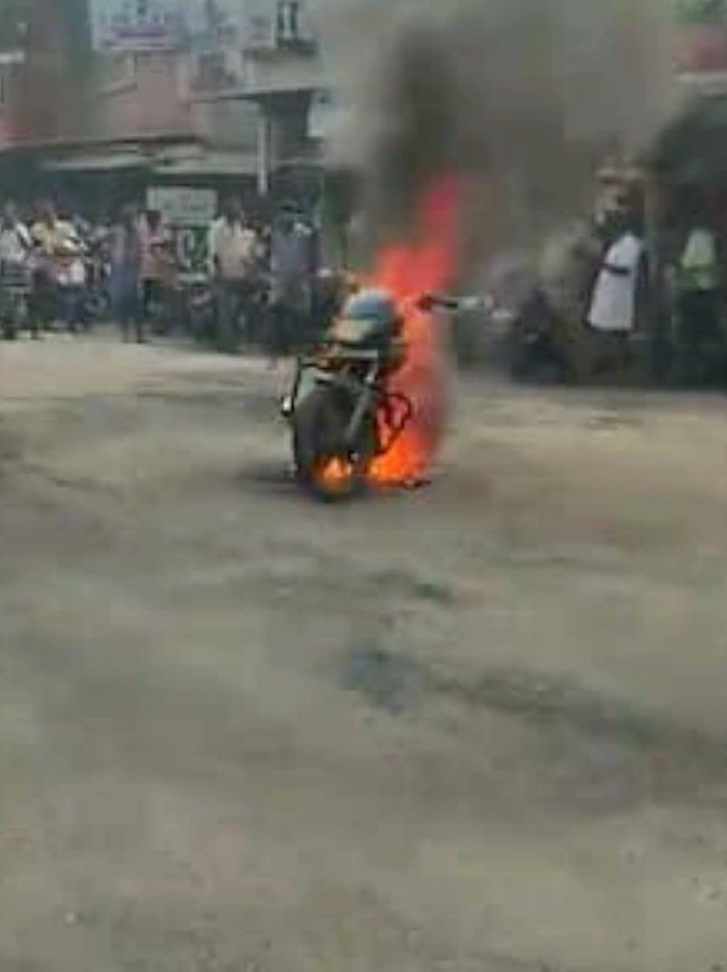 நடுரோட்டில் பைக்கை எரித்த ஜூஸ் கடைக்காரர்.. காரணத்தை கேட்டு அதிர்ந்த பொதுமக்கள்: புதுச்சேரியில் அதிர்ச்சி