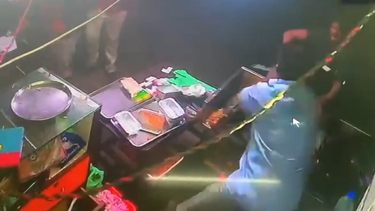 பிரைடு ரைஸூக்கு கூடுதலாக சால்னா கேட்டு ஓட்டலை சூறையாடிய இளைஞர்கள்.. புதுச்சேரியில் பரபரப்பு சம்பவம்!