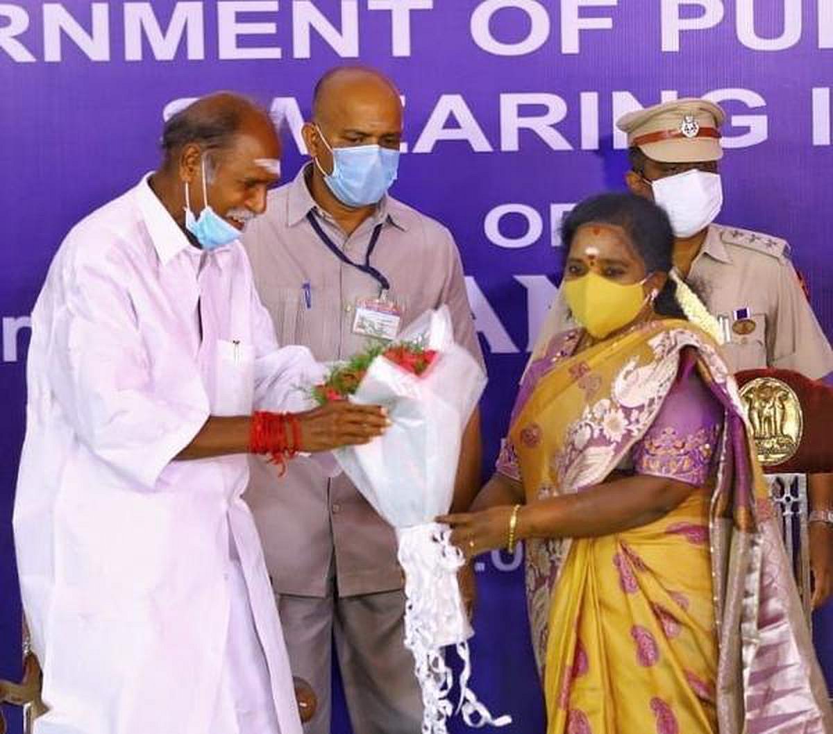 முதல்வர் ரங்கசாமியின் முதுகில் குத்தி வரும் ஆளுநர் தமிழிசை சவுந்தரராஜன்..  நாராயணசாமி கடும் விமர்சனம்!