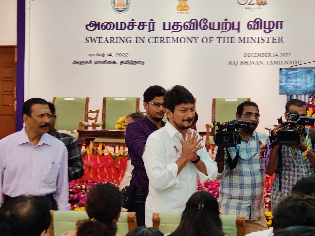 'உதயநிதி ஸ்டாலின் எனும் நான்'... அமைச்சராக பதவியேற்றார் உதயநிதி ஸ்டாலின்!
