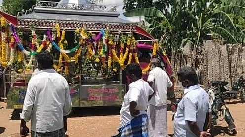 இறுதி சடங்கில் மாலை வேண்டாம்.. அதற்கு பதில் ரூ.200 கொடுங்க: ஆச்சரியப்பட வைக்கும் ஒரு கிராமத்தின் முடிவு!