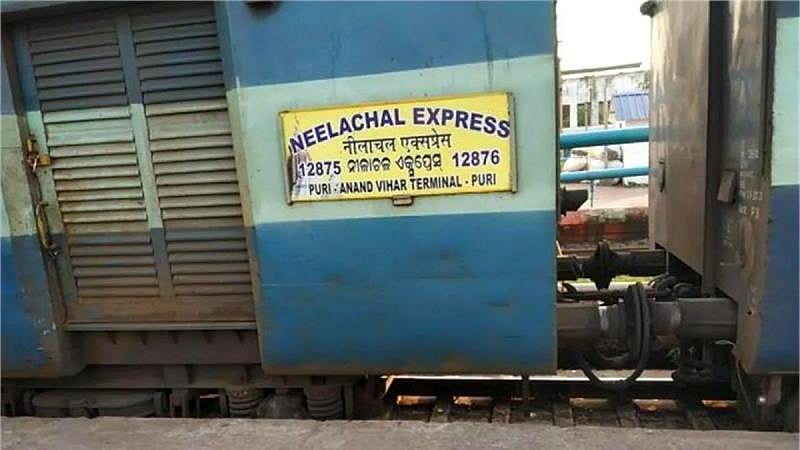 பயணிகள் கவனத்திற்கு.. ரயிலில் ஜன்னலோரம் அமர்ந்த நபரின் கழுத்தில் பாய்ந்த இரும்பு ராட்: திக் திக் சம்பவம்!